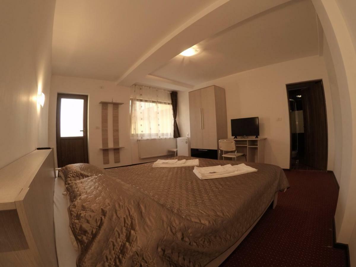 Casa Tiky Hotel Timişoara Buitenkant foto