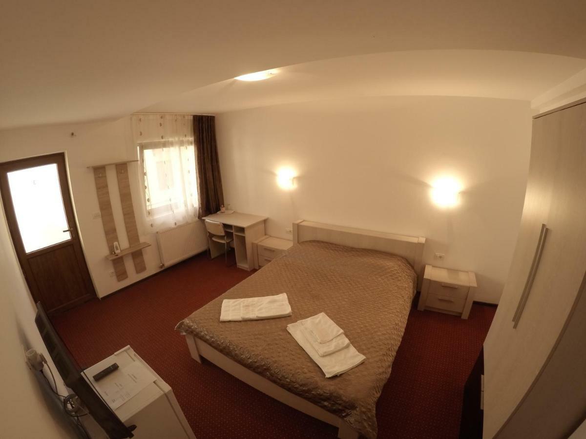 Casa Tiky Hotel Timişoara Buitenkant foto
