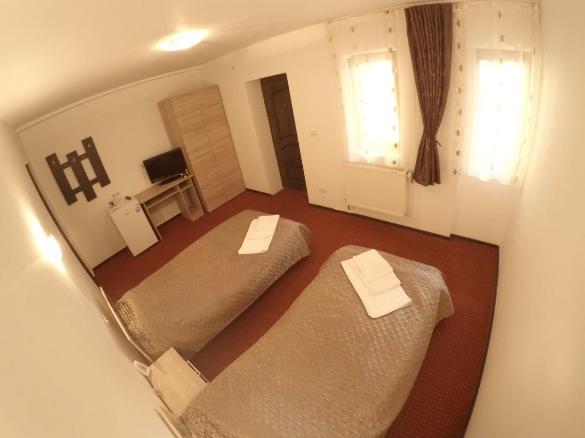 Casa Tiky Hotel Timişoara Buitenkant foto
