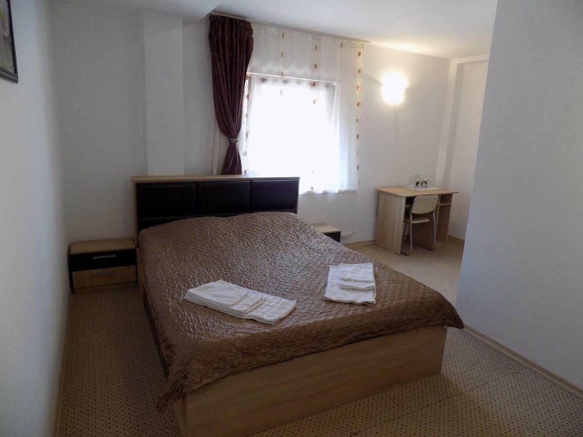 Casa Tiky Hotel Timişoara Buitenkant foto